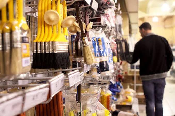 Corredor de loja com ferramentas e produtos para manutenção