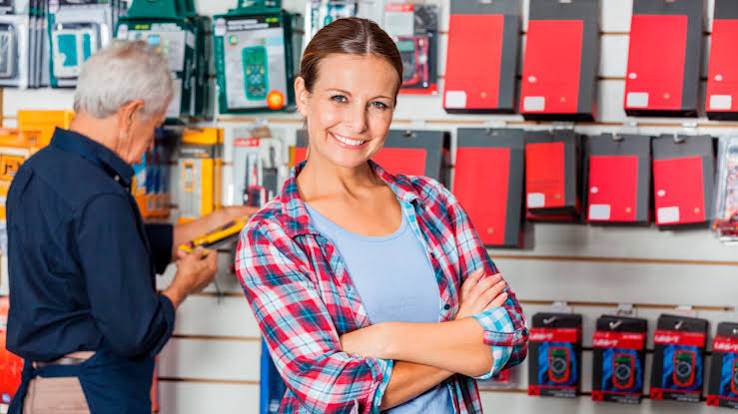 Produtos e acessórios organizados em prateleiras